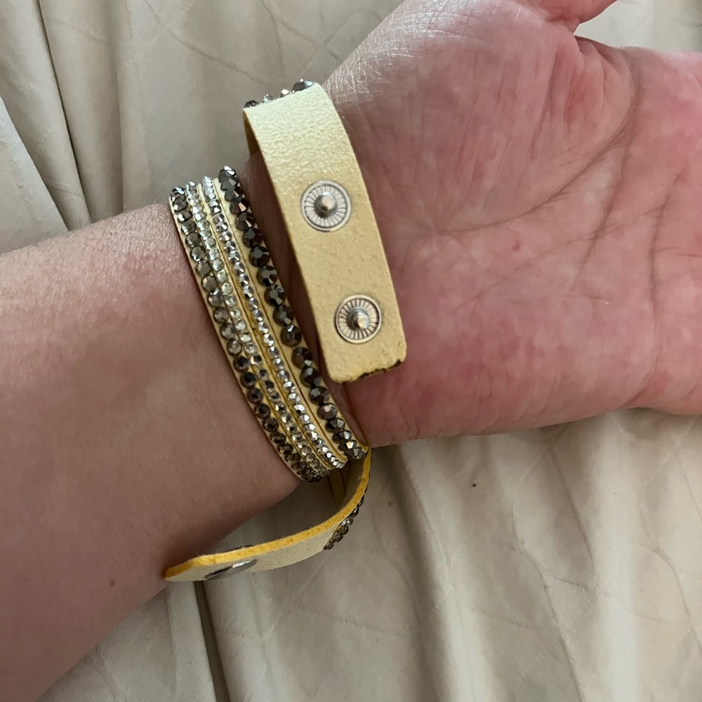 Yellow watch - Picture 7 of 7